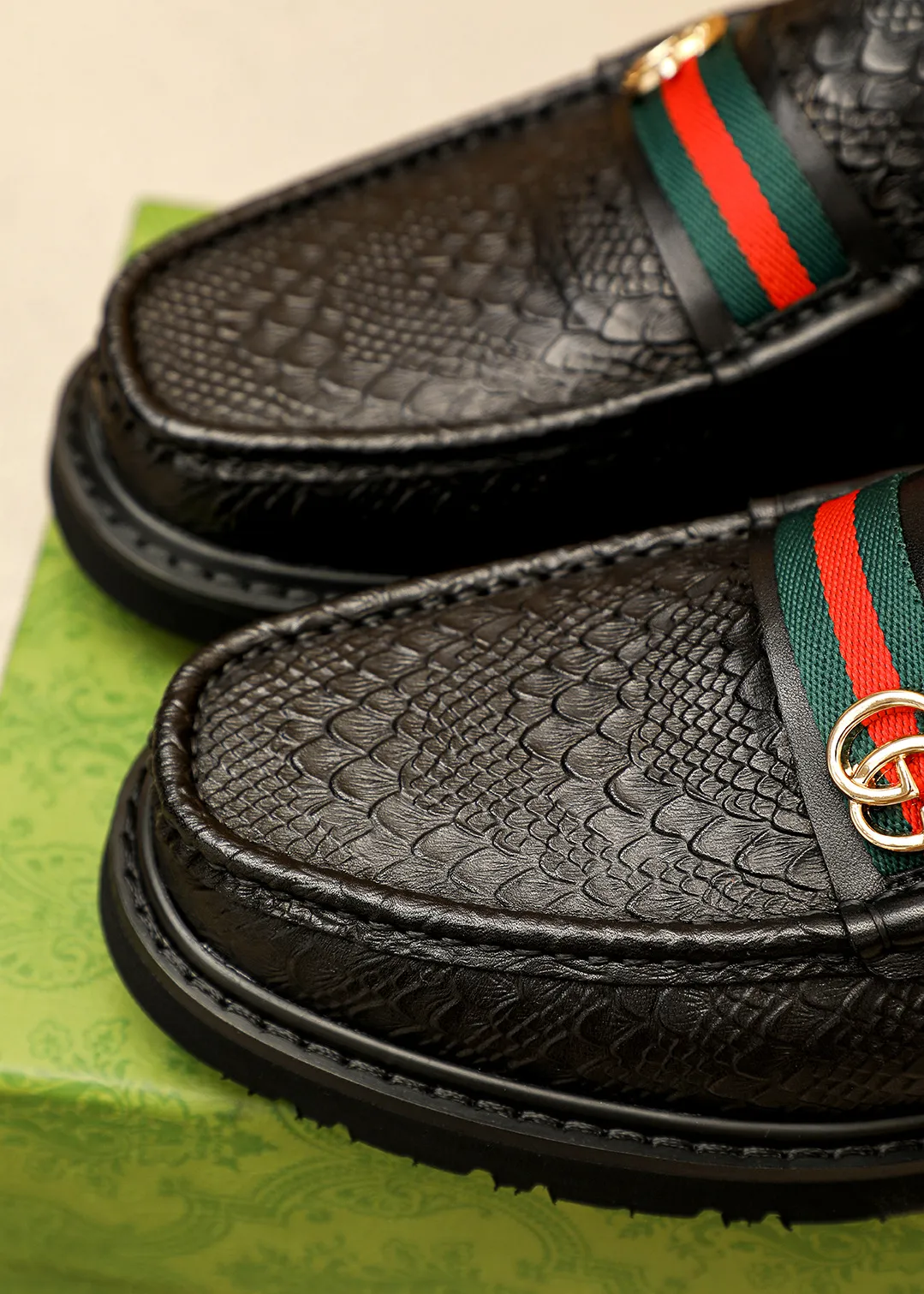 Men's shoes 💰520 💐 Product trademark: GUCCI "Gucci" casual leather shoes Regular size: 38-44 (45.46🉑️customized) Product materials: Selected imported first-layer calfskin embossed upper + classic hardware buckle, imported water-dyed cow leather lining. Strong three-dimensional visual effect, original outsole color: 1⃣️color optional